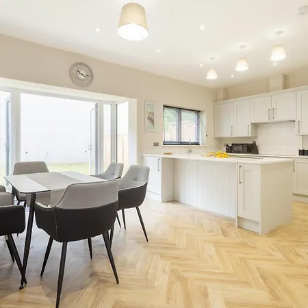 Cosy 5 Bedroom Home, Sleeps 6 * Leeds (West Yorkshire)