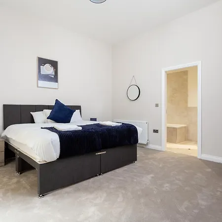 Holiday home Cosy 5 Bedroom Home, Sleeps 6 Leeds (West Yorkshire)