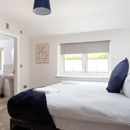Cosy 5 Bedroom Home, Sleeps 6 *