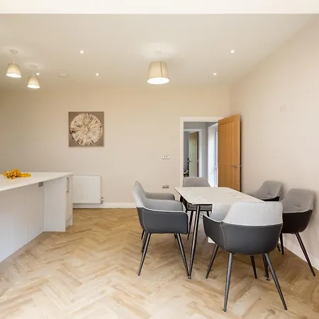 Cosy 5 Bedroom Home, Sleeps 6 Holiday home
