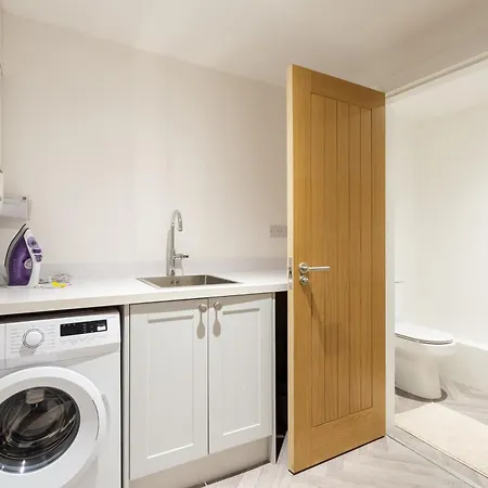 Holiday home Cosy 5 Bedroom Home, Sleeps 6 Leeds (West Yorkshire)