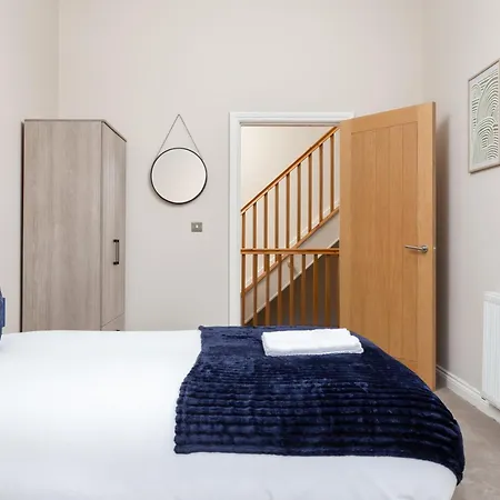 Cosy 5 Bedroom Home, Sleeps 6 * Leeds (West Yorkshire)
