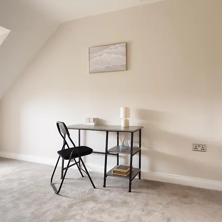 Cosy 5 Bedroom Home, Sleeps 6 *